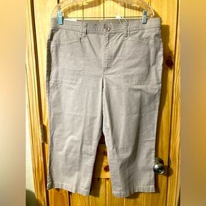 NWT - Gloria Vanderbilt size 14 khaki capri pants